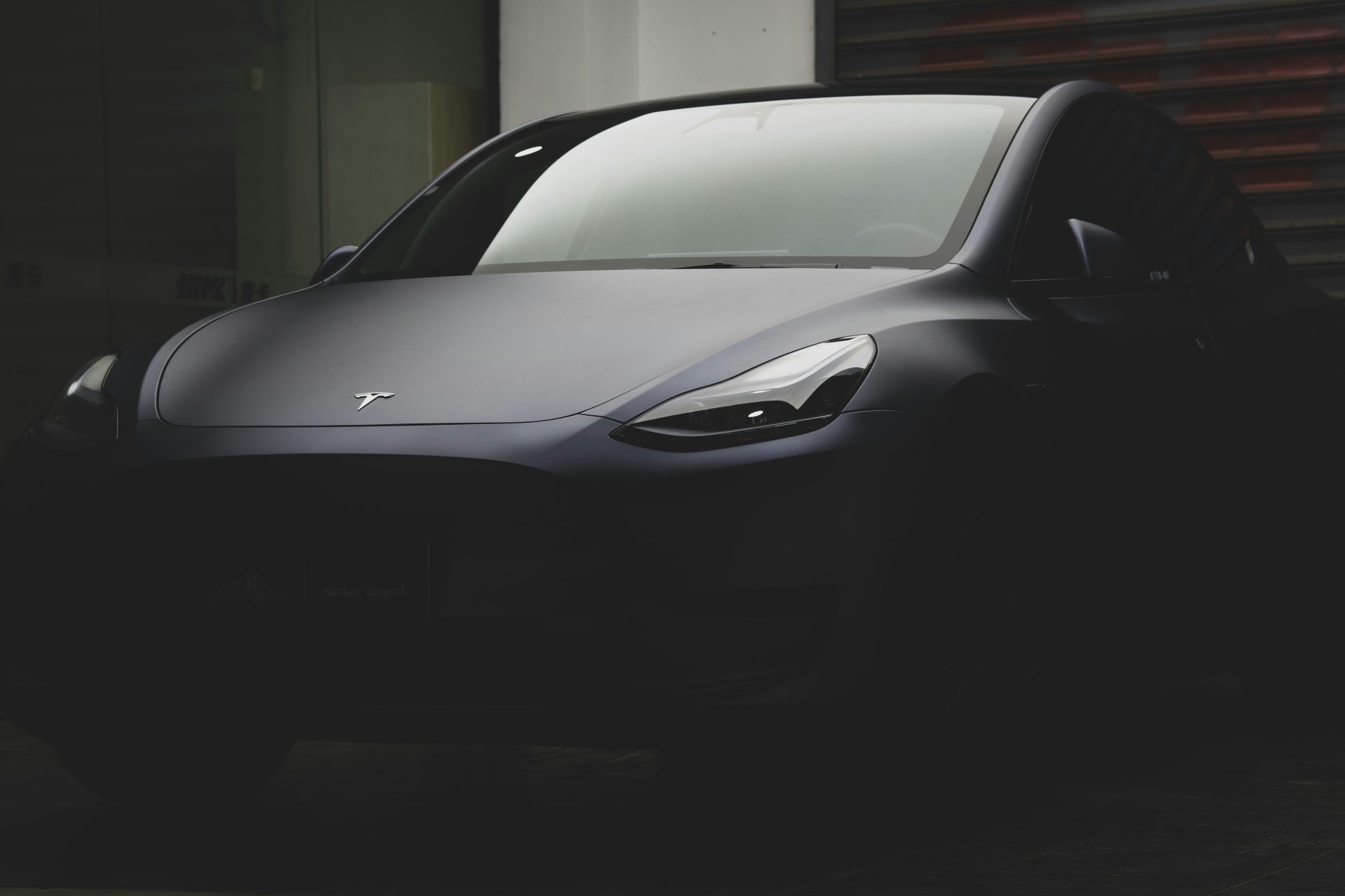 une voiture de sport noire