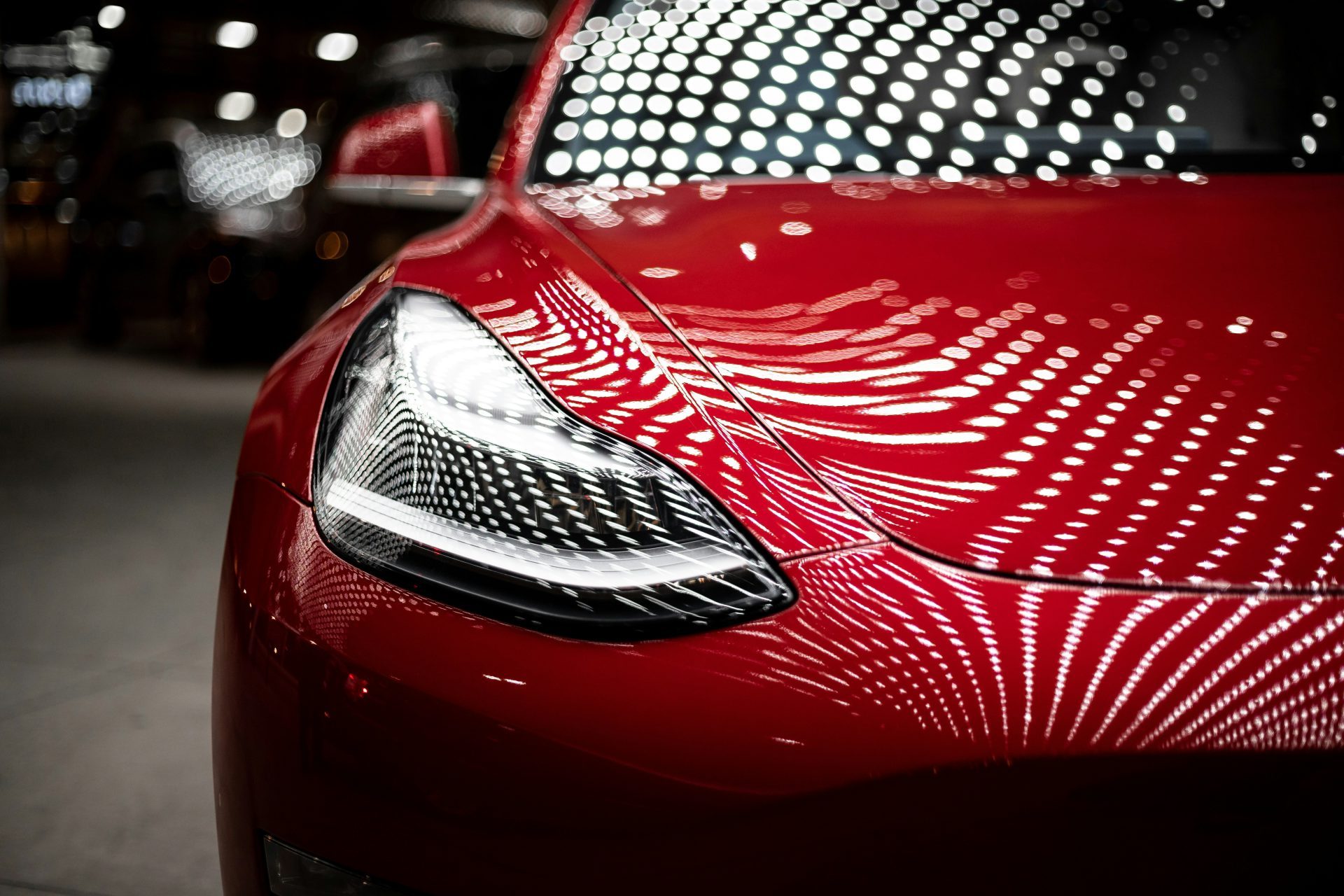 gros plan d'une voiture rouge