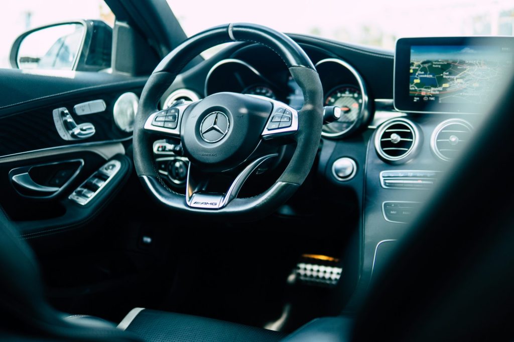 volant noir de voiture Mercedes-Benz